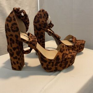 Chic Leopard Print Platform Heels Size 10